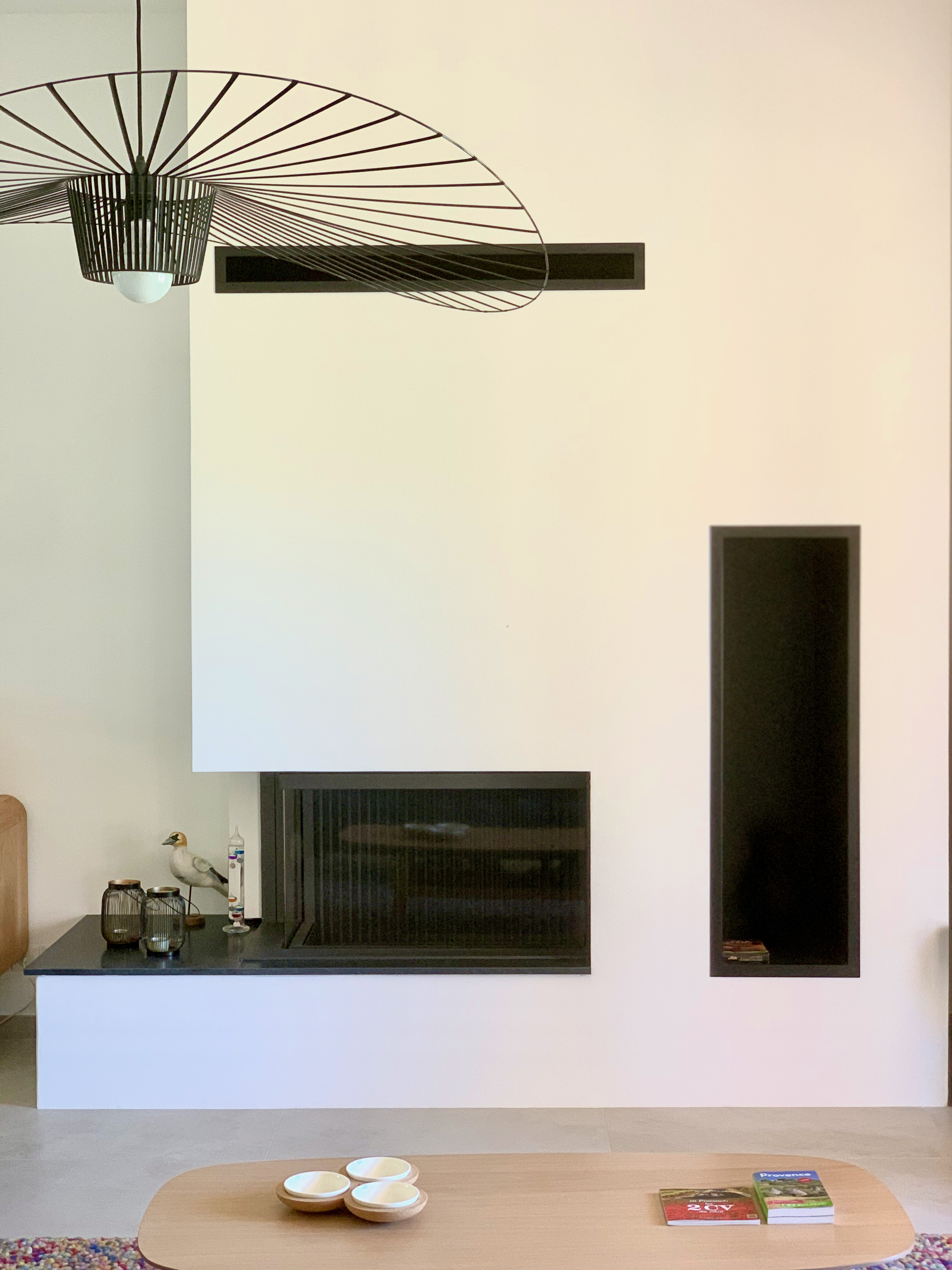 insert moderne, sur mesure, cheminée moderne, cheminee noir et blanc, chouette studio, suspension vertigo, petite friture